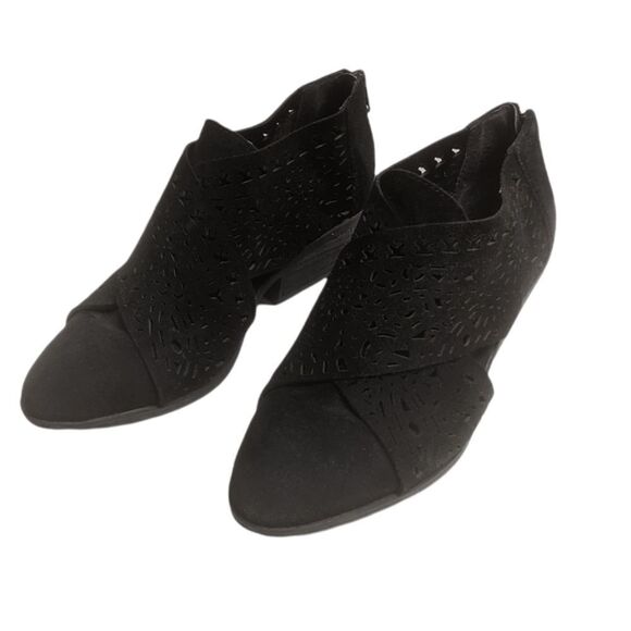 5/$20 Carlos by Carlos Santana Black Faux Suede Pointed Toe Booties Size 6 - Picture 1 of 7
